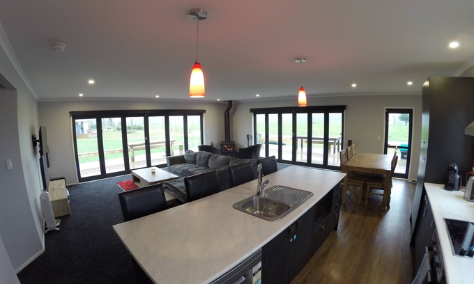 Atiamuri House | Lake Atiamuri 800m from boat ramp, wakeboard, bike the Waikato trail