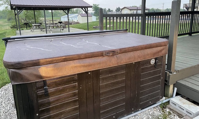 Monroe City House | Lake cabin sleeps 18+ w/ a hot tub near Mark Twain Lake and waterpark!