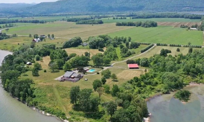 Moriah Center House | Lake Champlain Estate. 25 Acres, 1500 Feet Lakefront, Beautiful View.