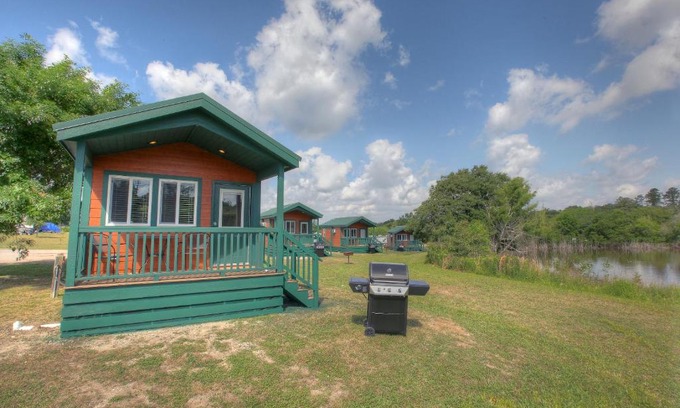 Willis Resort | Lake Conroe Queen Studio Cabin 5