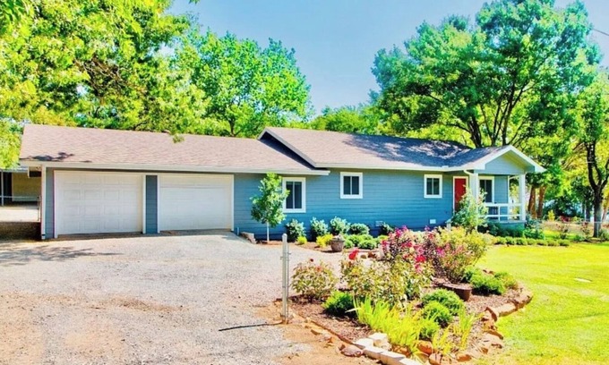Pottsboro House | Lake Cottage 200 yards from the Lake Texoma shoreline!