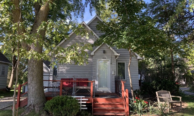 Clear Lake House | Lake Cottage ~ Relaxing Getaway ~ Resort Town