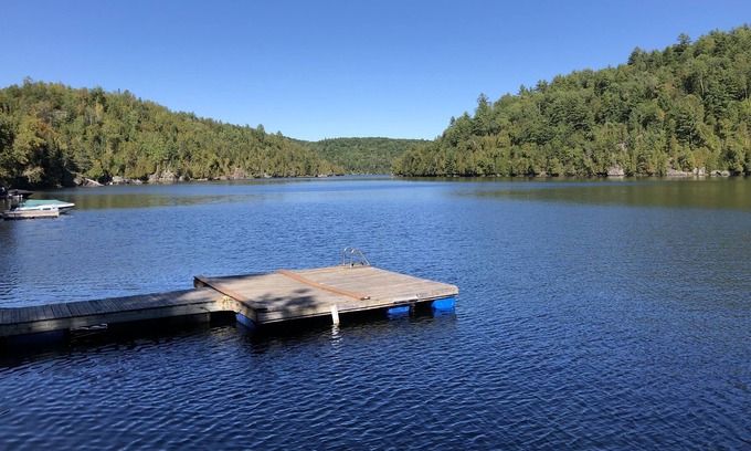 Val-des-Monts Villa | Lake Cottage (sea-doo & hot tub)