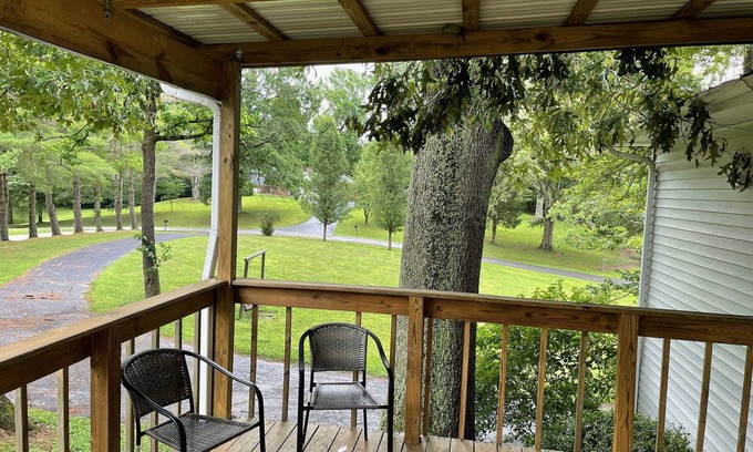 Jamestown House | Lake Cumberland, minutes from Jamestown dock!