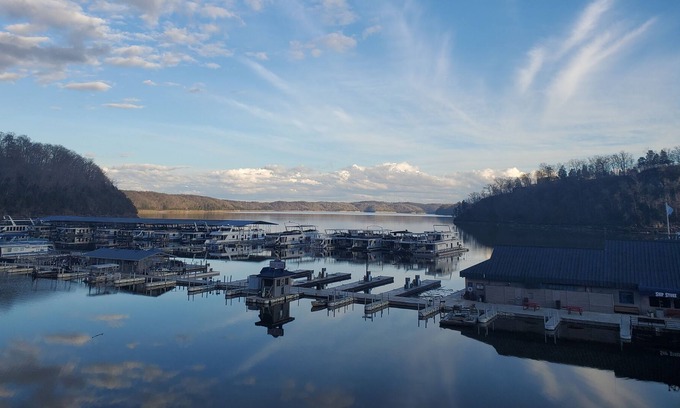 Jamestown Cottage | Lake Cumberland Retreat with Hot tub, just above Jamestown Marina