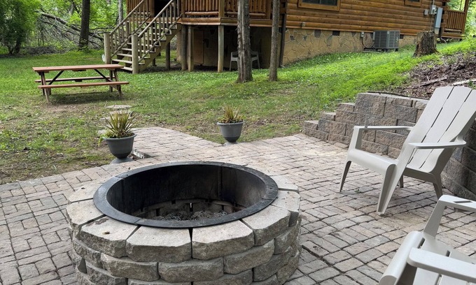 Monticello Cabin | Lake Cumberland/Conley Bottom area-Log Cabin Rental, Private, Lake Access .25 Mi