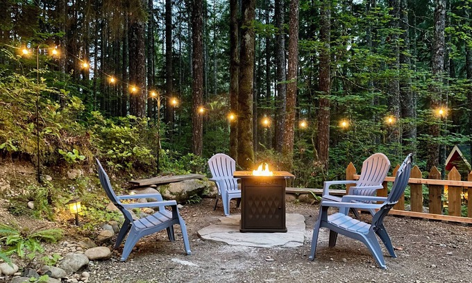 Hoodsport House | Lake Cushman Family Getaway-5 min walk to Lake-King Bed-Pets OK-Firepit-Kayaks!