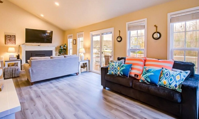 Linn Creek House | Lake Daze- 3 bedroom/ 2 bath Waterfront Home