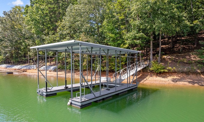 Gainesville House | Lake Daze On Lake Lanier With A Dock