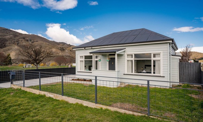 Lowburn House | Lake Dunstan Cottage - Cromwell Holiday Home