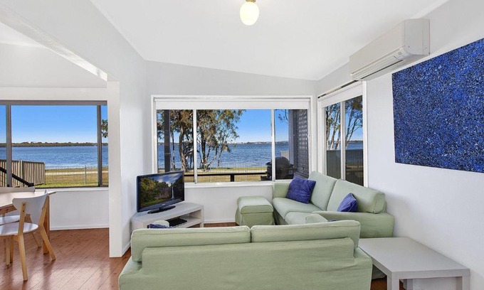 Buff Point House | Lake Edge Cottage