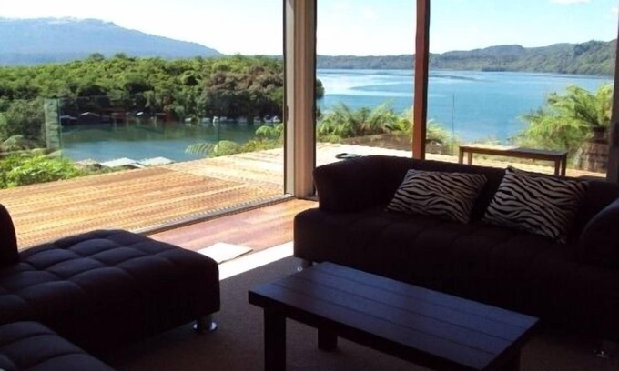 Lake Tarawera House | LAKE EDGE, JETTY. large modern house spectacularVIEW. Sky TV