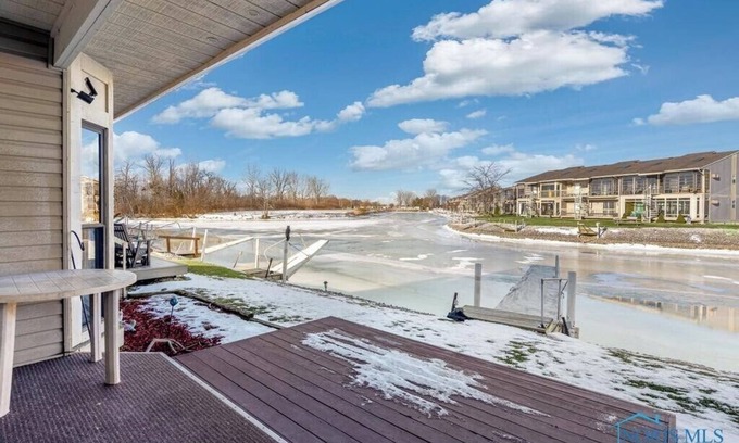 Oak Harbor Condo | Lake Erie 2-bedroom condo with pool