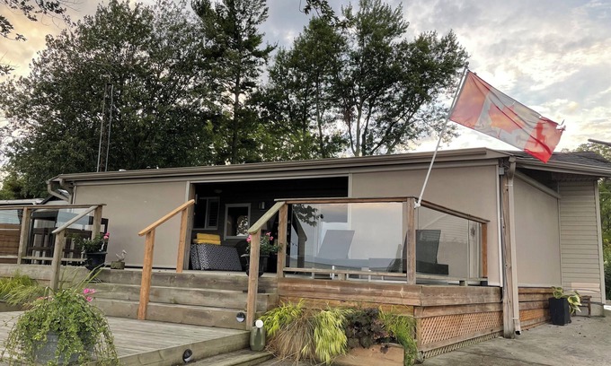 Hamilton Cottage | LAKE ERIE WATERFRONT COTTAGE. SLEEPS UP TO 7, JUST BRING YOUR BATHING SUIT.