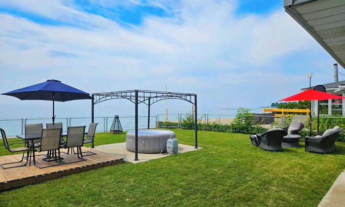 Dunnville Cottage | Lake Erie Waves - Great Views of Lake Erie, Beach just 5 minutes away!