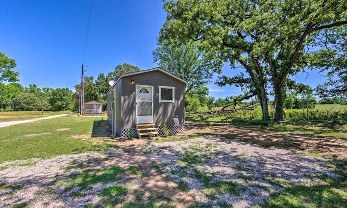 Alba House | Lake Fork Getaway: Tiny Home in Alba w/BBQ!
