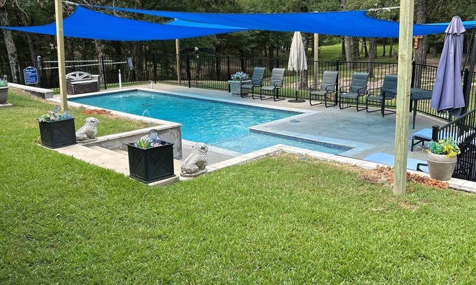 Yantis House | Lake Fork Waterfront Guest House New Dock and Swimming Pool