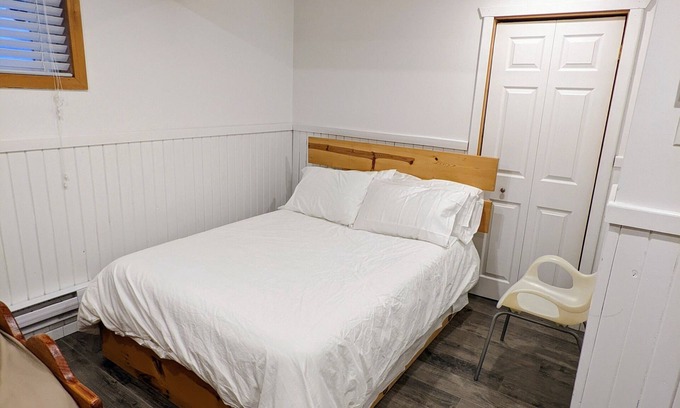 Saint Donat Ski Chalet | Lake front Cottage for Rent in St-Donat/Chalet sur lac à louer