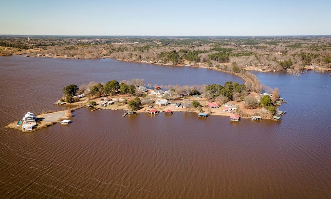 Farmerville House | Lake Front | 2 Boat Slips | Hot Tub | Game room