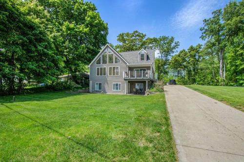 Sister Lakes House | Lake front 7 bdr in Sister Lakes with Scenic Views