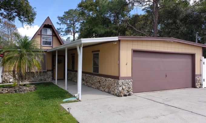 Haines City House | Lake Front Country Pool Home, 40 minutes to Disney
