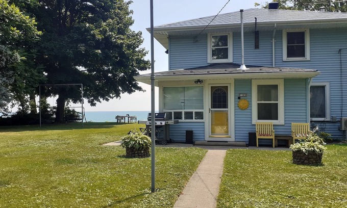 Colchester Cottage | Lake front escape - a quiet lake front cottage with easy access to the beach