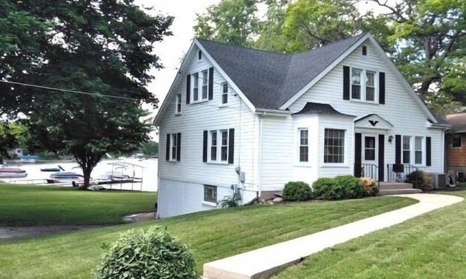Powers Lake House | Lake Front Family get away