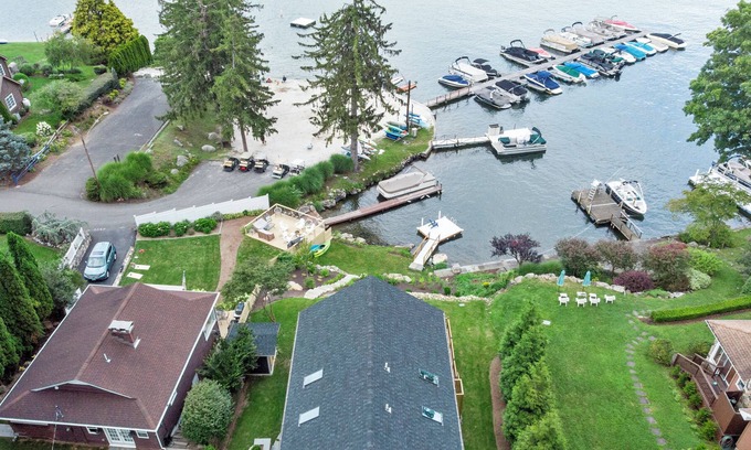 New Fairfield House | Lake Front Family Oasis. 2 Min Walk to Beach. 19 Min to Thunder Ridge Ski Resort