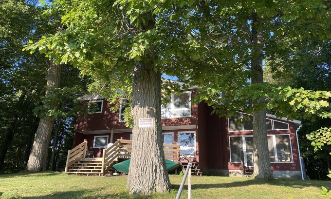 Sackets Harbor Cottage | Lake Front Historic Sackets Harbor.