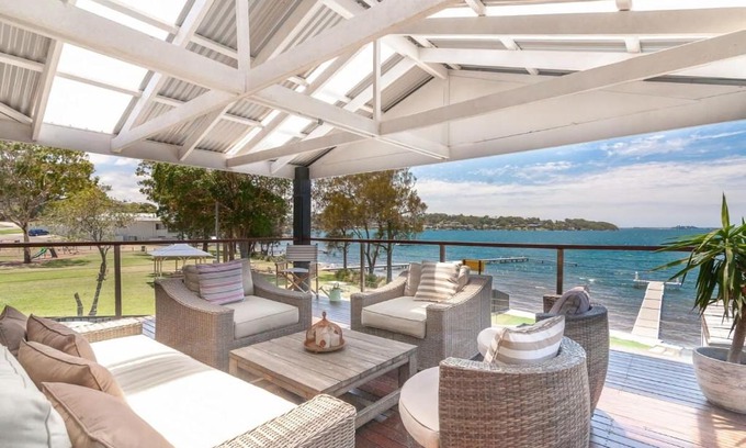 Arcadia Vale House | Lake Front Home 4 Bedrooms Pool Jetty
