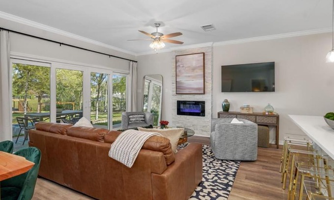 Gun Barrel City House | Lake Front Home HUGE Yard Sand Volleyball & Spa