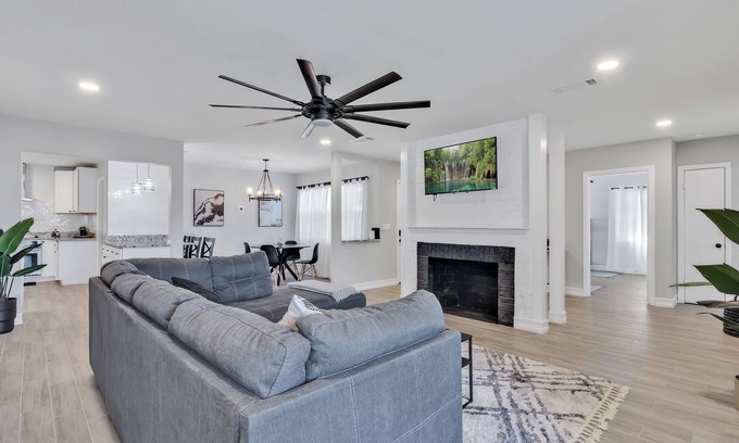 Maitland House | Lake Front Home near Winter Park!