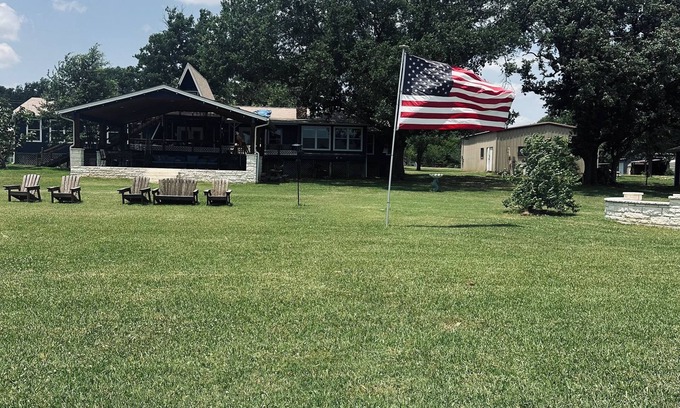 Cotton Gin House | Lake Front House with Spacious 6-bedrooms, AC, WiFi in delightful Groesbeck
