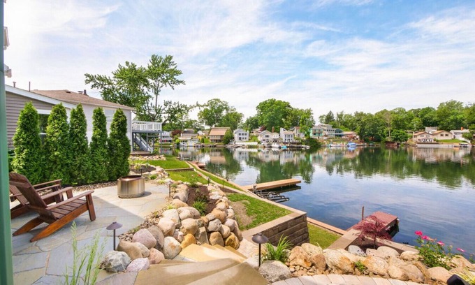 Portage Lakes House | Lake Front|Kayaks|Huge Game Room|Sleeps 8