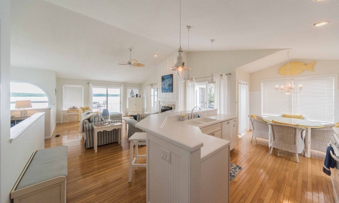 Gilbertsville House | Lake-front Luxury 5bdrm on Kentucky Lake - JZ Vacation Rentals