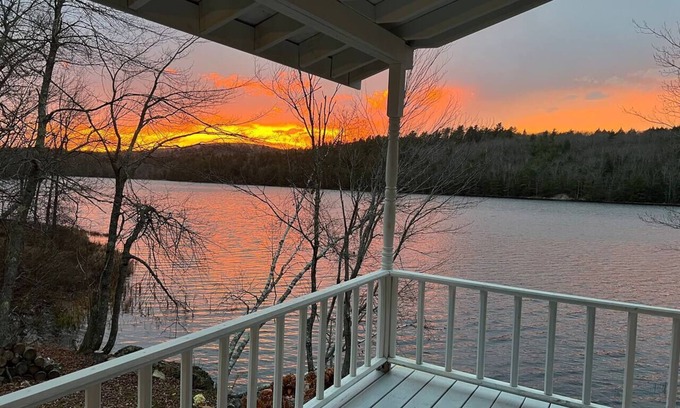 Bucksport House | Lake Front-Maine Themed-Soaking Tub-Fire Pit-Kayak