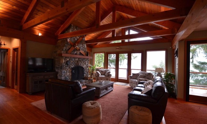 Shawnigan Lake Cottage | Lake Front Relaxation