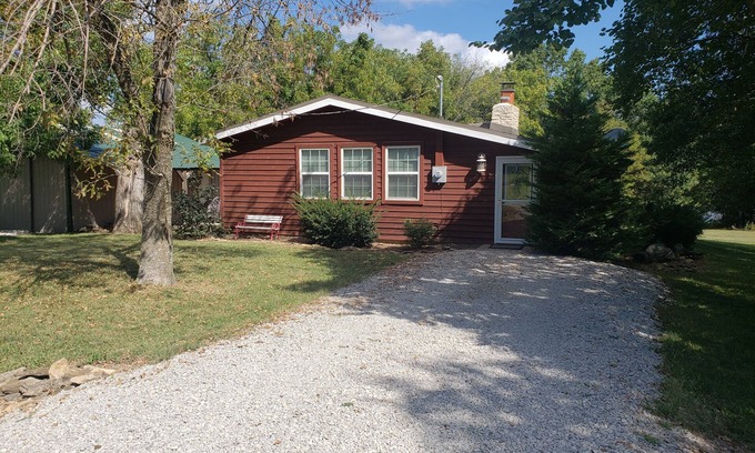 Vassar House | Lake Front Relaxation at Pomona Lake Cabin One Hour from Kansas City and Topeka