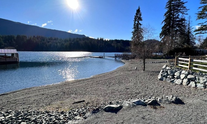 Lake Cowichan Apartment | Lake Front Retreat “New” Sleeps4 Private Beach Access 1King/1Queen/Private Patio