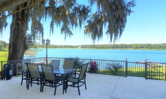 Dade City Apartment | Lake Front Retreat.Get away from it all and relax .away from the city lights