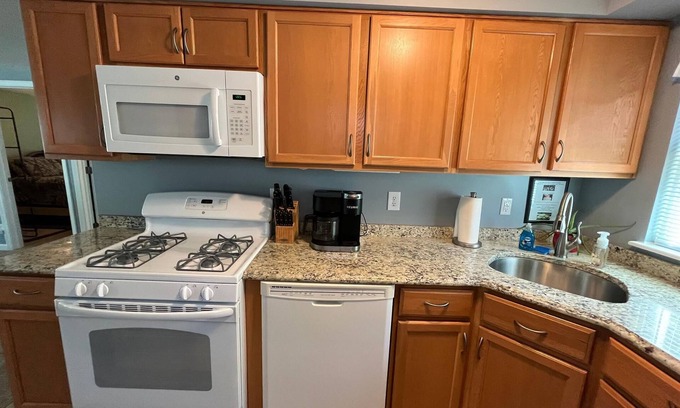 Putnam Township House | Lake Front Sunset Bay Cottage on Patterson Chain of 7 Lakes 3BR, 1BA