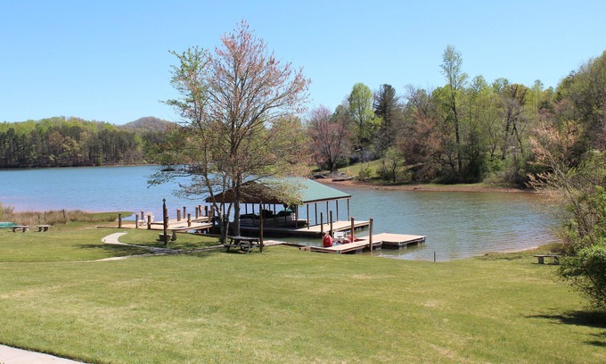 Hiawassee Ski Chalet | Lake Front, Two Docks, Family Friendly, Full Kitchen, Home Away From Home!