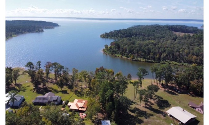 Broaddus House | Lake Frontage, boat ramp 5 minutes at Whippoorwill Cove from The Villa