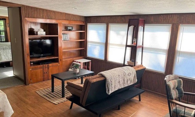 Versailles House | Lake Getaway- Sleeps 7- Boat Slip