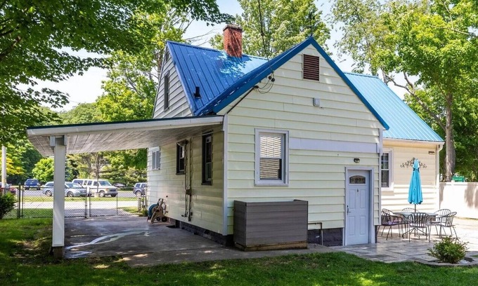 Norton Shores House | Lake Harbor Haven.a charming 3BR house with AC, WiFi across from Maranatha.