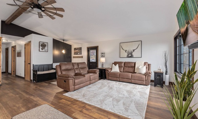 Breezy Point Cabin | LAKE HOME ON PELICAN! Just a short walk away from food, live music, & golf!