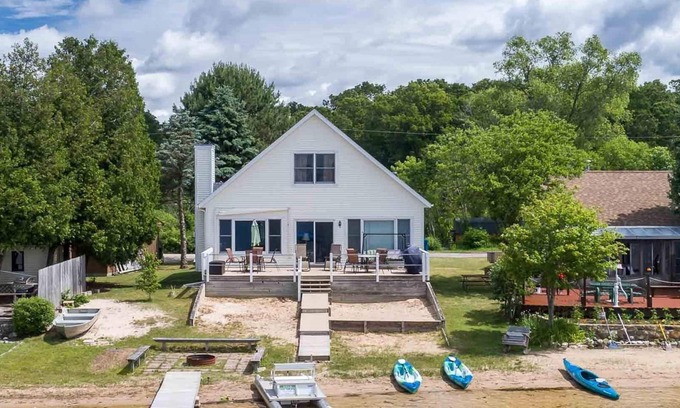 Twin Lake House | Lake Home/Sandy Bottom-Pedal Boats/Kayaks/AC/Xfinity Cable/High Speed Internet