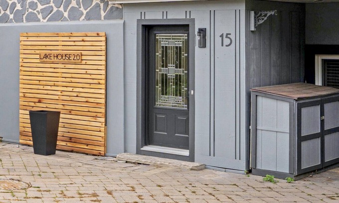Puslinch Cottage | Lake House 2.0 - a stylish lakeside cottage.