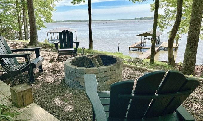 Cedar Bluff House | Lake House Cabin 3BR/2BA Sleeps 6 Water Front With Private Boat Dock for Fishing
