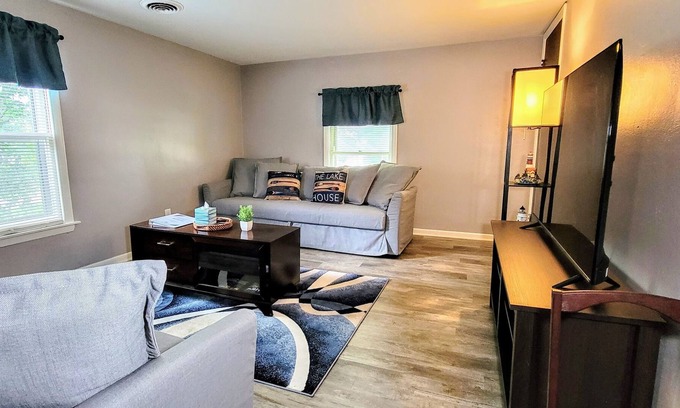 Oswego Apartment | Lake House/Near River/Fishing/Sleeps 8/FREE Parking & WIFI/Oswego